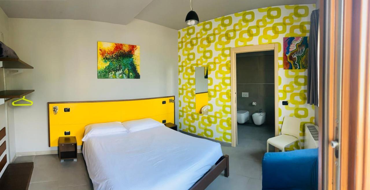 Vela Di Soleville Camere Con E Senza Vista Lago Con Ristorante & Pizzeria Sale Marasino Ngoại thất bức ảnh